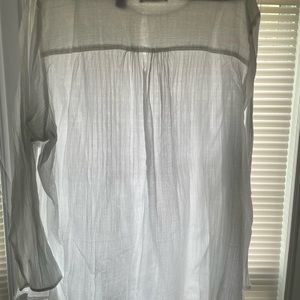 White keyhole neck line